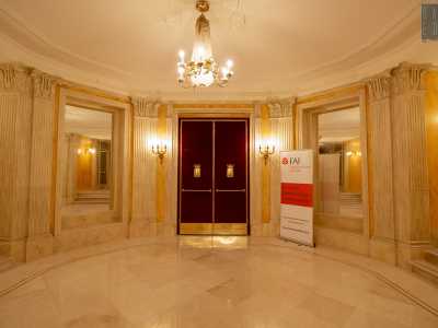 Siamo ora nel vestibolo ottagonale: di fronte a noi una porta rivestita di rosso permette l�accesso alla sala. Entriamo